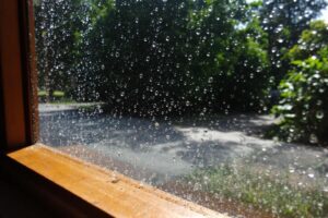 Comment enlever le calcaire sur des vitres extérieures sans traces ?